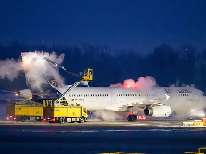 Fünf Lufthansa-Flugzeuge konnten wegen Schneefalls in der Februarnacht nicht abheben. (Symbolbild) / Foto: Peter Kneffel/dpa