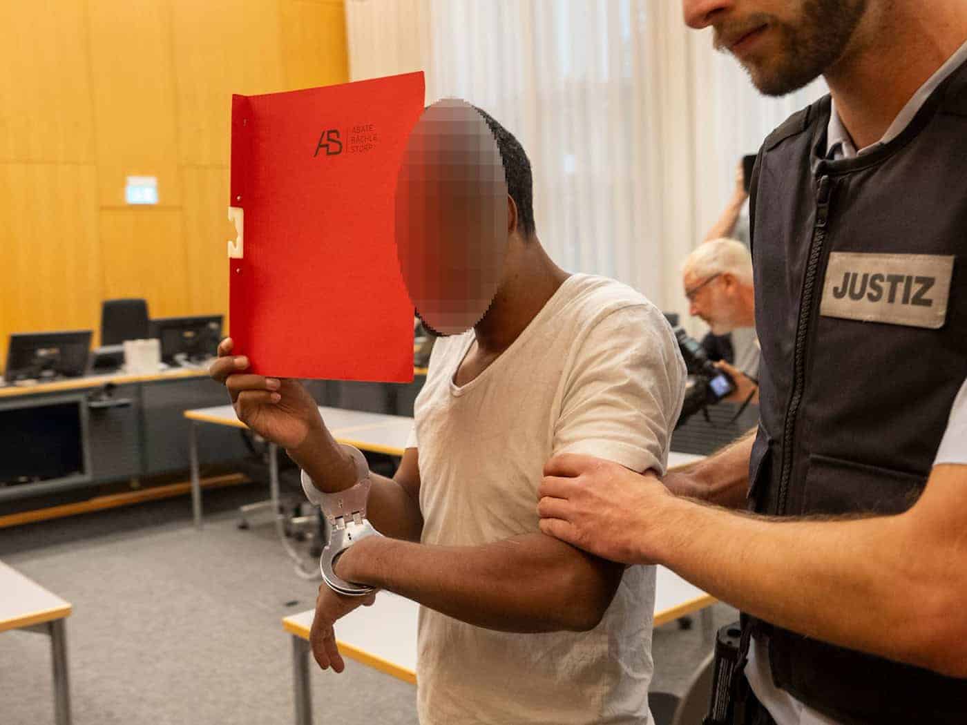 15 Messerstiche im Elektrofachmarkt - Urteil erwartet