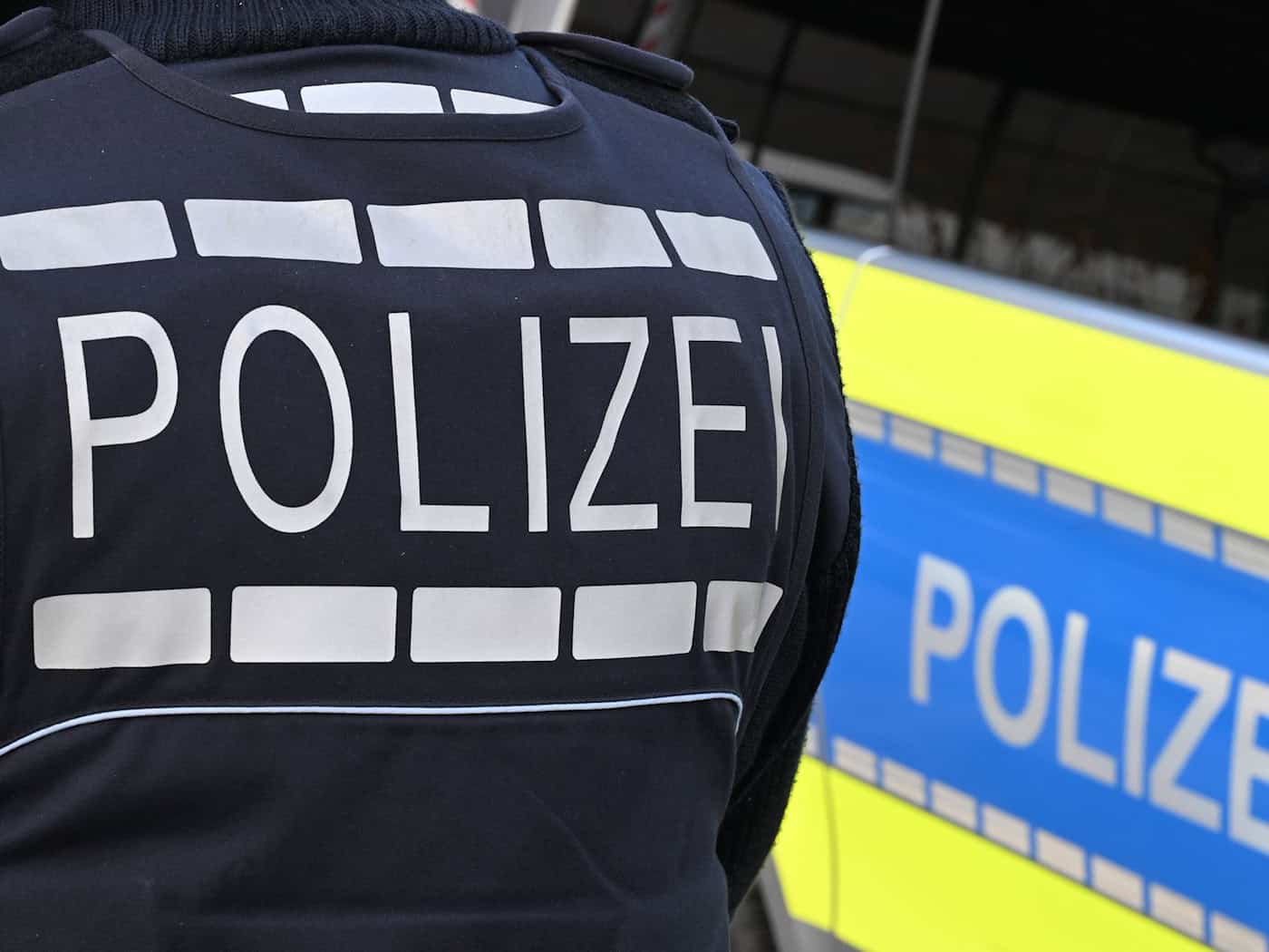 Dinkelsbühl: 17-Jähriger mit Alkohol am Steuer fuhr ohne Begleiter gegen Baum