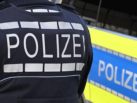 Dinkelsbühl: 17-Jähriger mit Alkohol am Steuer fuhr ohne Begleiter gegen Baum