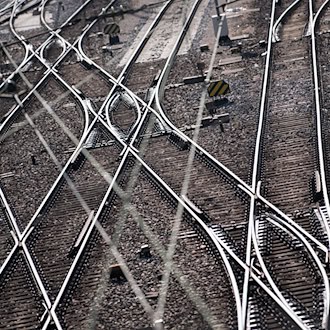 20 Zentimeter große Steine auf Gleisen - Zug fährt darüber