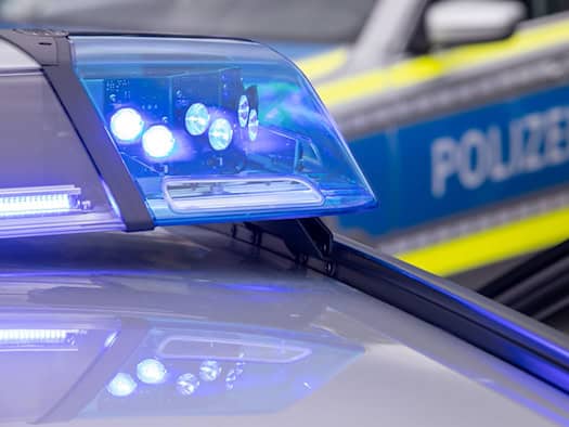85-Jähriger fährt gegen Wand, Laterne und fünf Autos