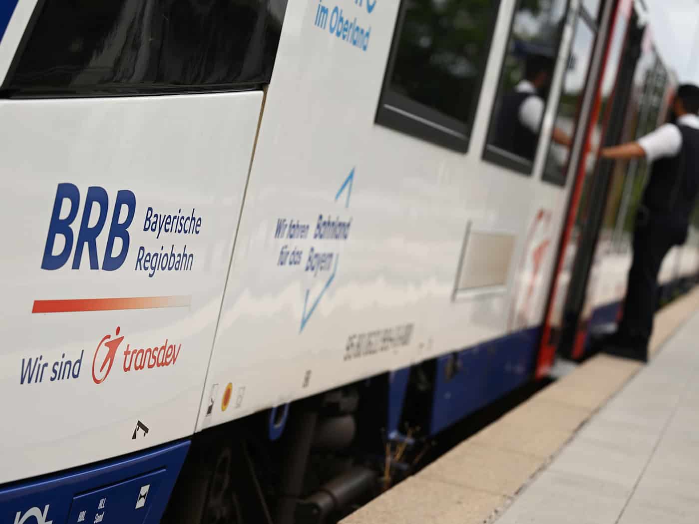 Aggressiver Fahrgast dringt in Zugkabine ein und flüchtet