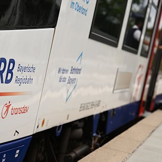 Aggressiver Fahrgast dringt in Zugkabine ein und flüchtet