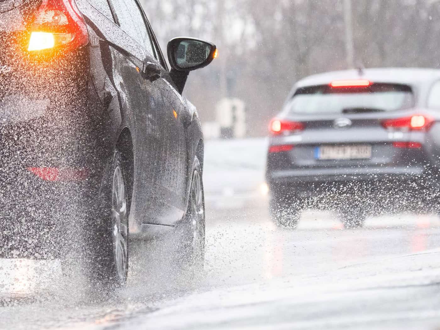 Aquaplaning-Unfall: 22-Jähriger stirbt bei Kollision mit Lkw