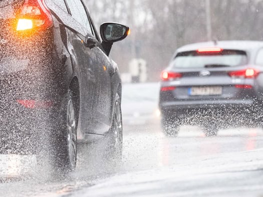Aquaplaning-Unfall: 22-Jähriger stirbt bei Kollision mit Lkw