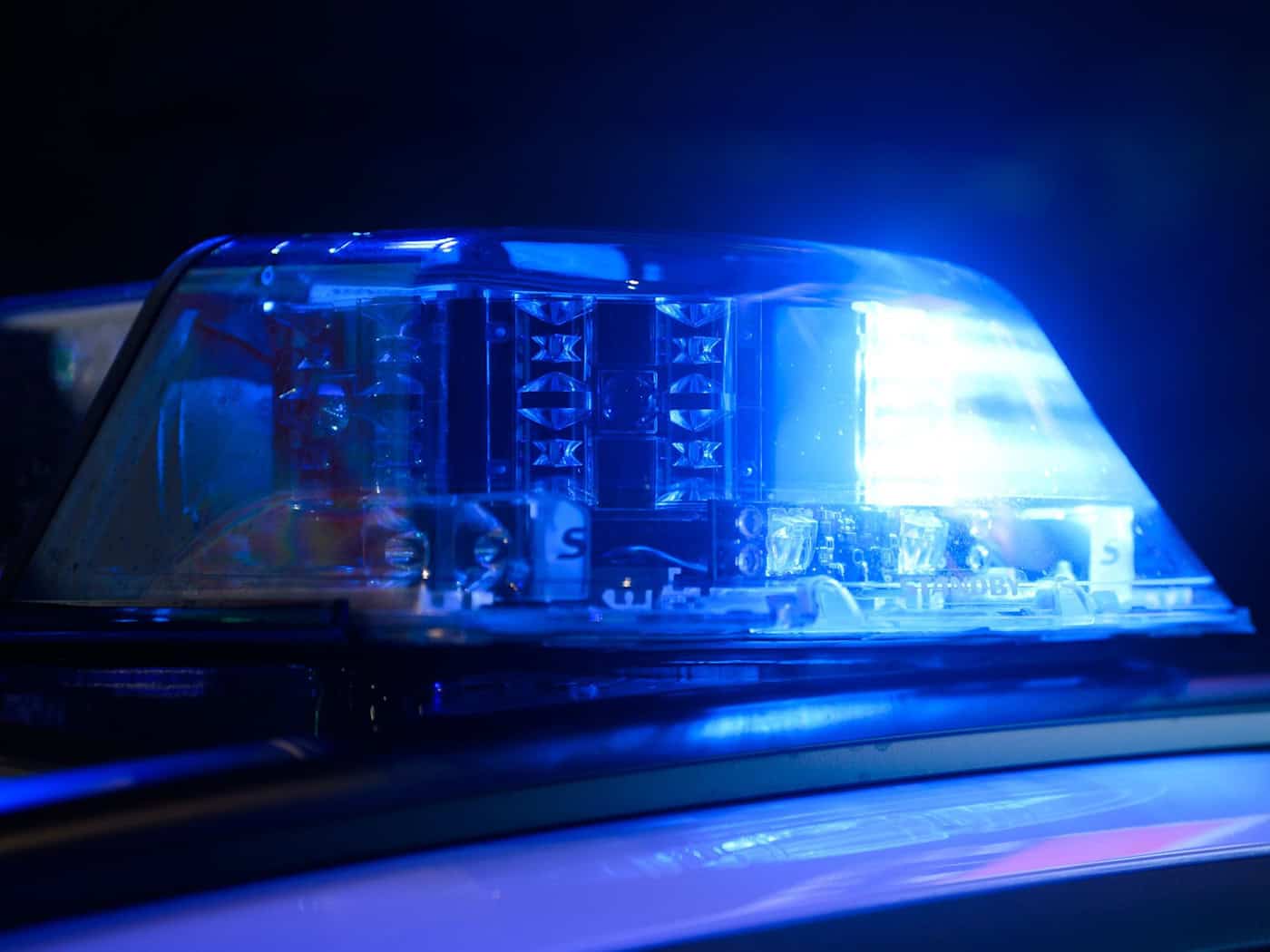 Auto bleibt in Wald auf Dach liegen - Fahrer in Lebensgefahr