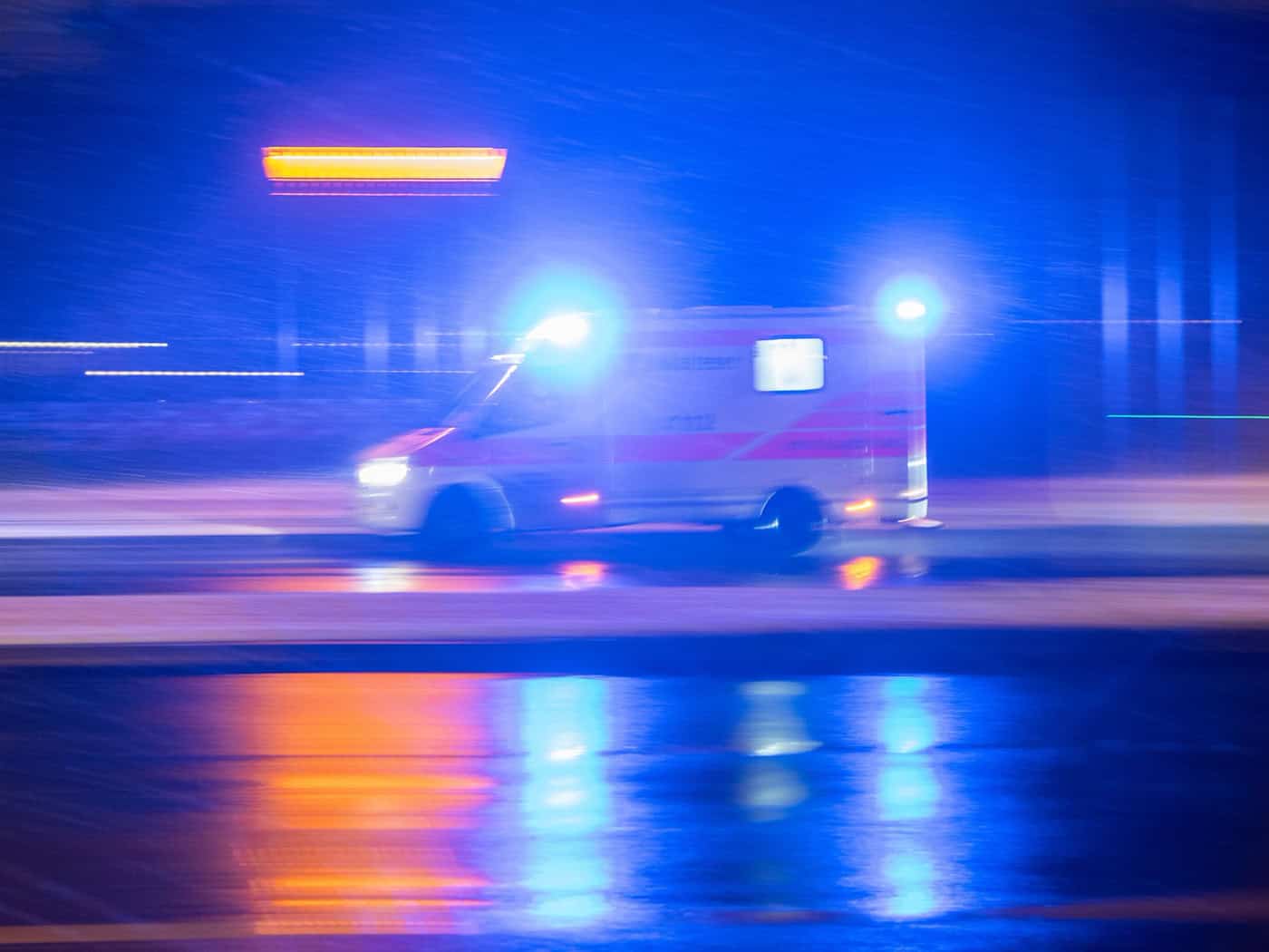 Auto erfasst zwei Fußgänger - Mann in Lebensgefahr
