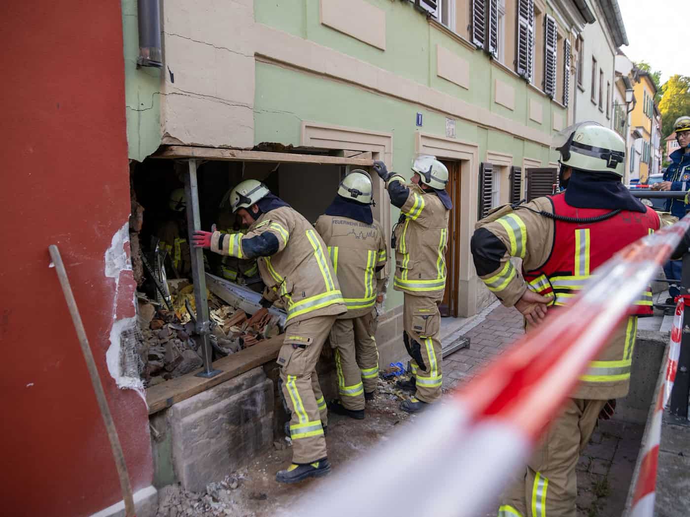 Auto in Bamberg kracht in Haus - zwei Menschen verletzt