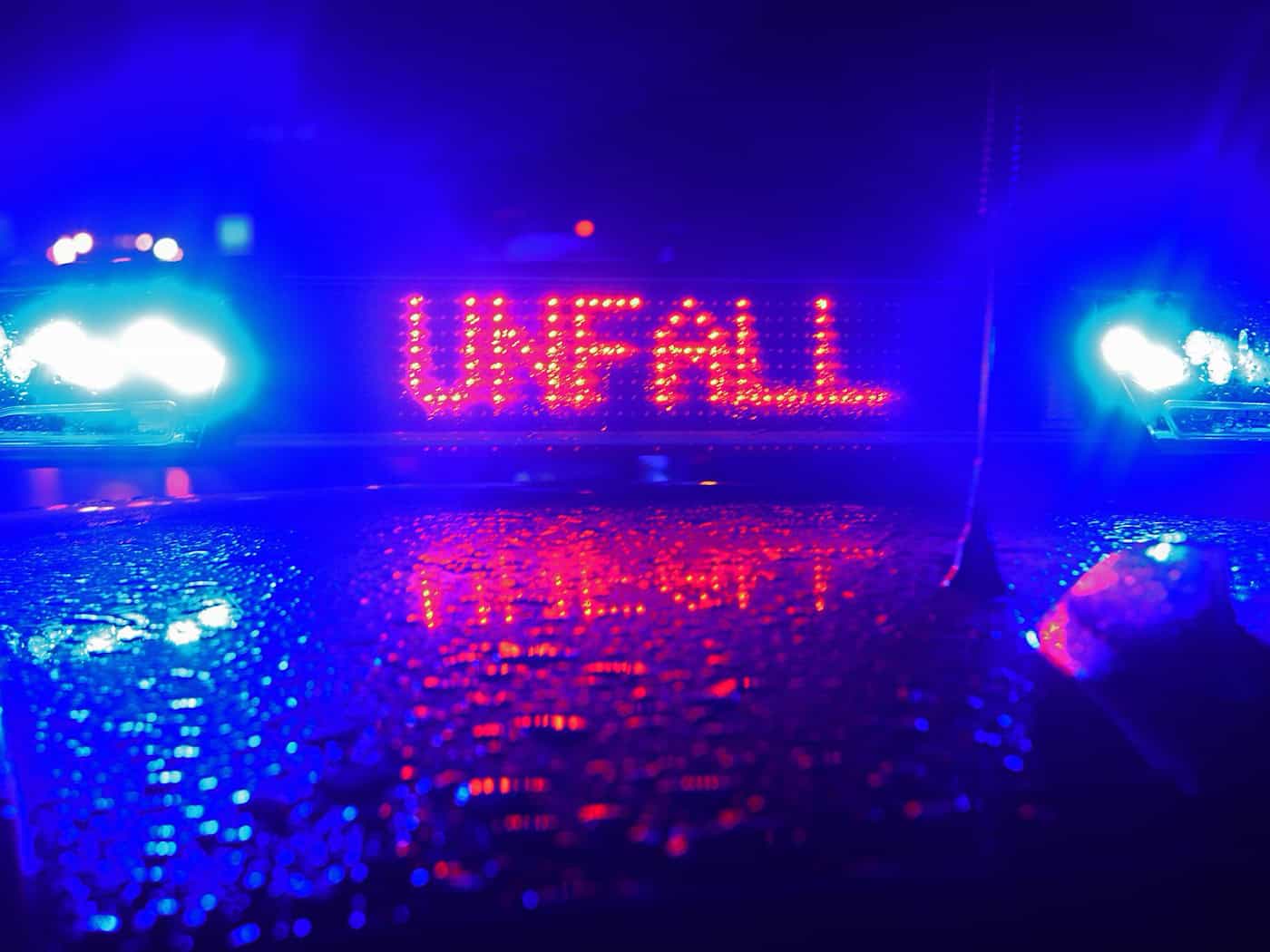 Auto überschlägt sich - Vier Menschen schwer verletzt