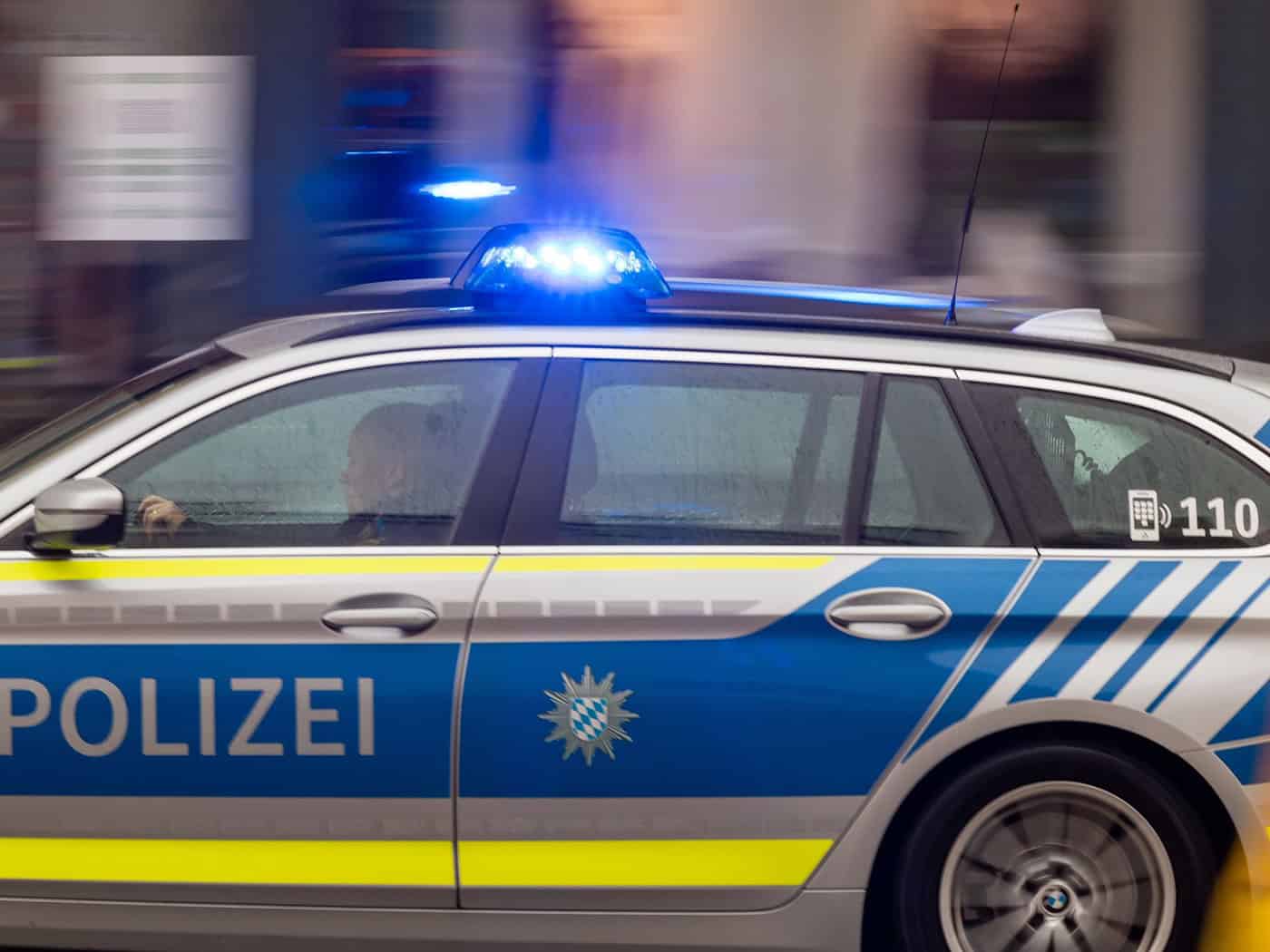 Autofahrer kollidiert mit zehn geparkten Wagen