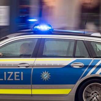 Autofahrer kollidiert mit zehn geparkten Wagen