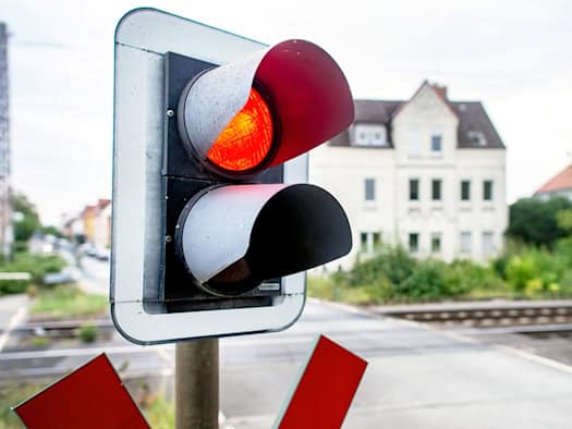 Bahnschranken defekt: Stadt nach Blitzeinschlag zweigeteilt