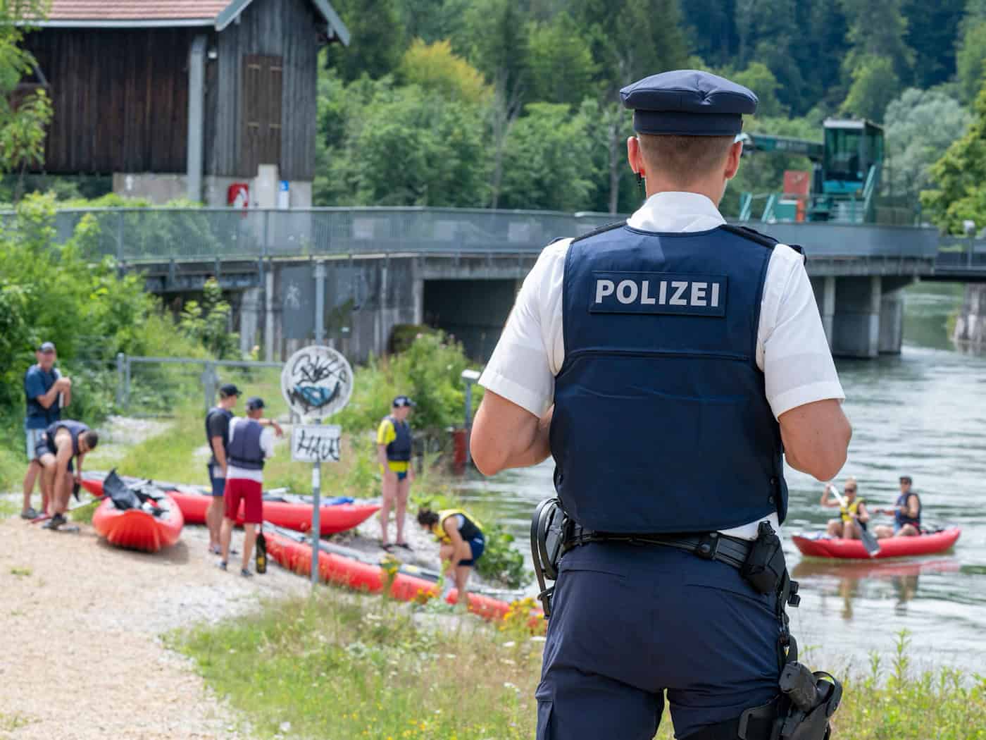 Ballermann auf der Isar? Polizei kontrolliert Schlauchboote