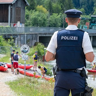 Grünwald: Polizei warnt vor alkoholisierten Schlauchboot-Partys auf der Isar