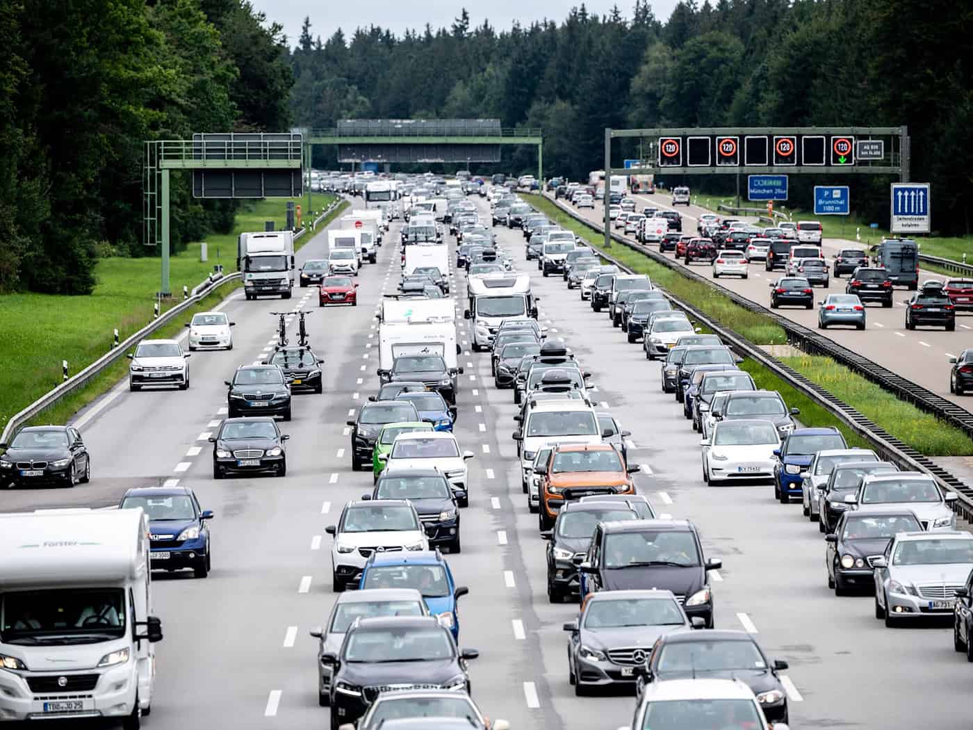 Baustellen und Ferienverkehr belasten Bayerns Autobahnen