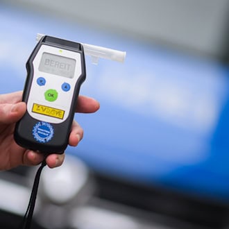 Betrunkener Lkw-Fahrer rammt Laterne und verletzt Polizisten