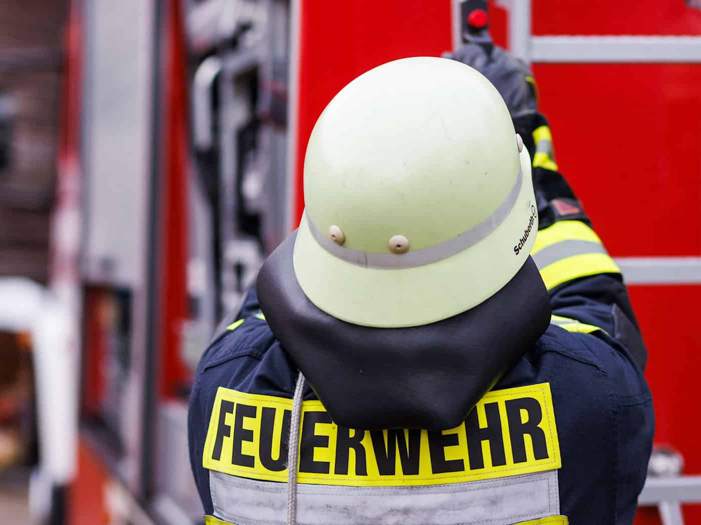 Bewohner springt bei Wohnungsbrand aus drittem Stock