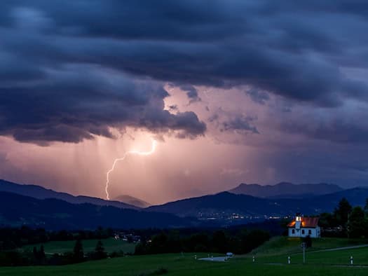 Blitzeinschlag sorgt für Waldbrand in Oberbayern