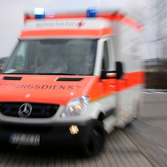 Busfahrer bremst vor Fußgängerin ab - drei Menschen verletzt