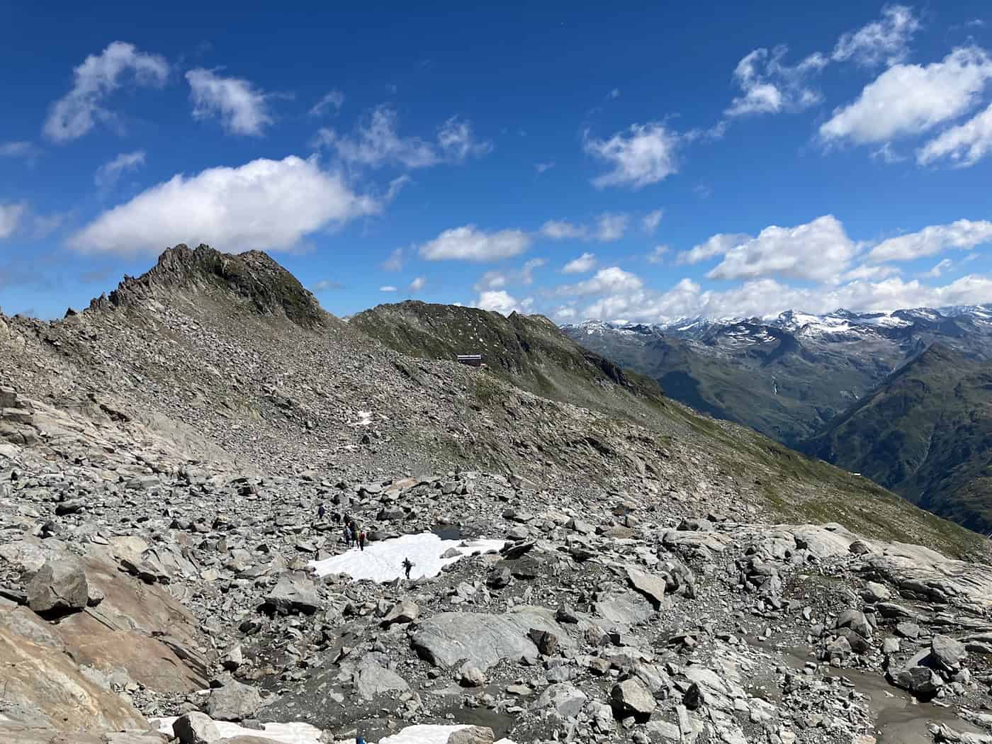 Deutscher Wanderer stürzt in Tirol über Felswände - tot