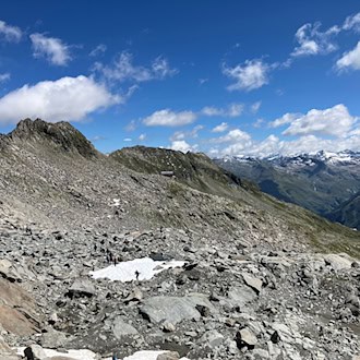 Deutscher Wanderer stürzt in Tirol über Felswände - tot