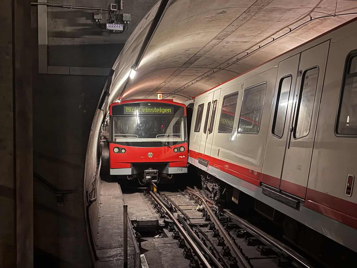 Rangierunfall in Nürnberg: Zwei fahrerlose U‑Bahnzüge touchieren sich – Waggons entgleist, Röthenbach gesperrt