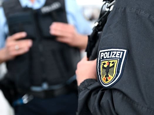 Fahrgast bedroht Zugbegleiterin und Reisende mit Spritze