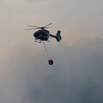 Feuerwehr löscht Glutnester - hohe Waldbrandgefahr in Bayern