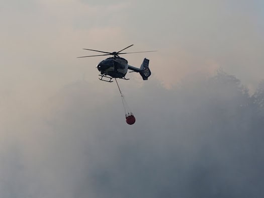 Feuerwehr löscht Glutnester - hohe Waldbrandgefahr in Bayern