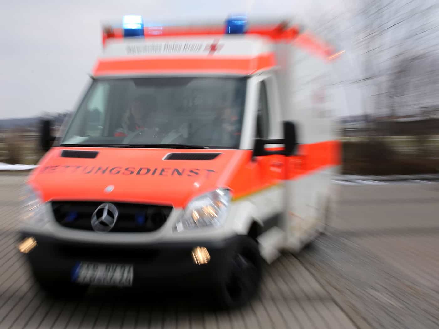 Frau will nicht allein sein, wählt 112 und greift Beamte an