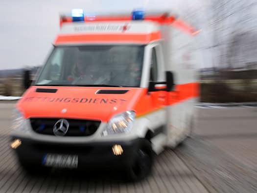 Frau will nicht allein sein, wählt 112 und greift Beamte an