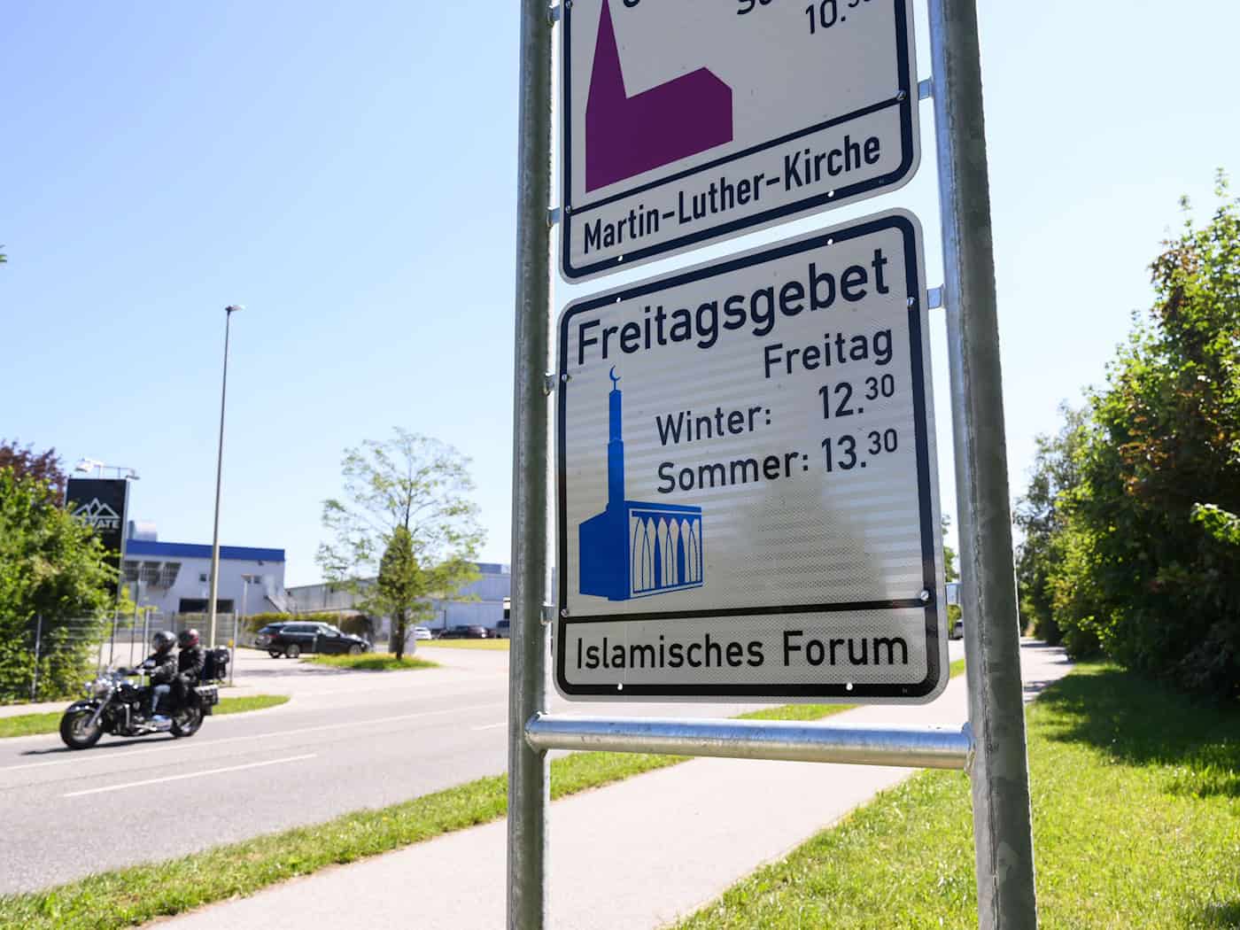 Freitagsgebet-Schild wieder beschmiert: Verdächtiger gefasst