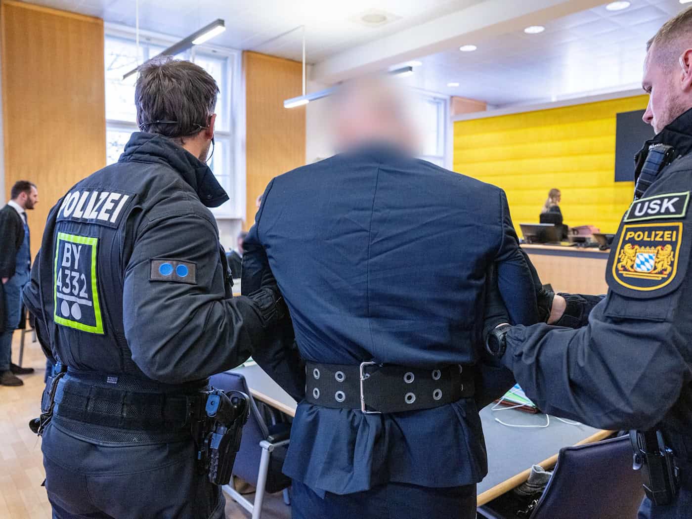 Gefangenentransporte belasten Polizei – Lösung per Video?