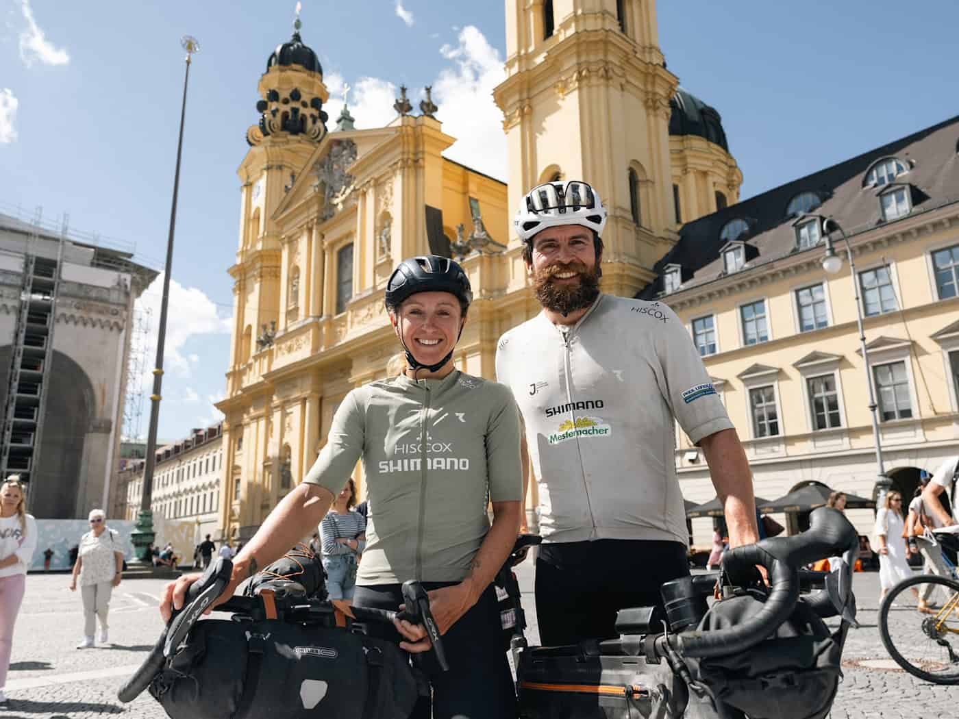 Einmal rund um Europa: Deichmann und Rutkowski beenden 24.000‑km-Radtour in München
