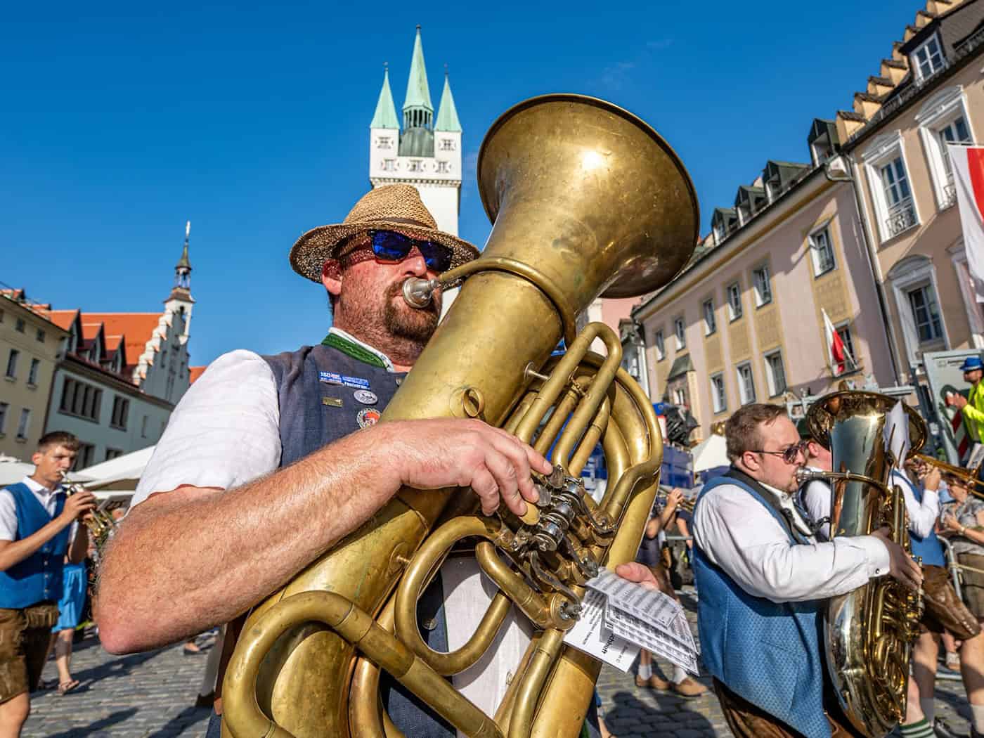 Straubing: Polizei beim Gäubodenvolksfest nach Hitlergrüßen, Krokodildiebstahl und Körperverletzungen im Einsatz