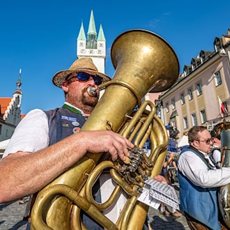 Straubing: Polizei beim Gäubodenvolksfest nach Hitlergrüßen, Krokodildiebstahl und Körperverletzungen im Einsatz