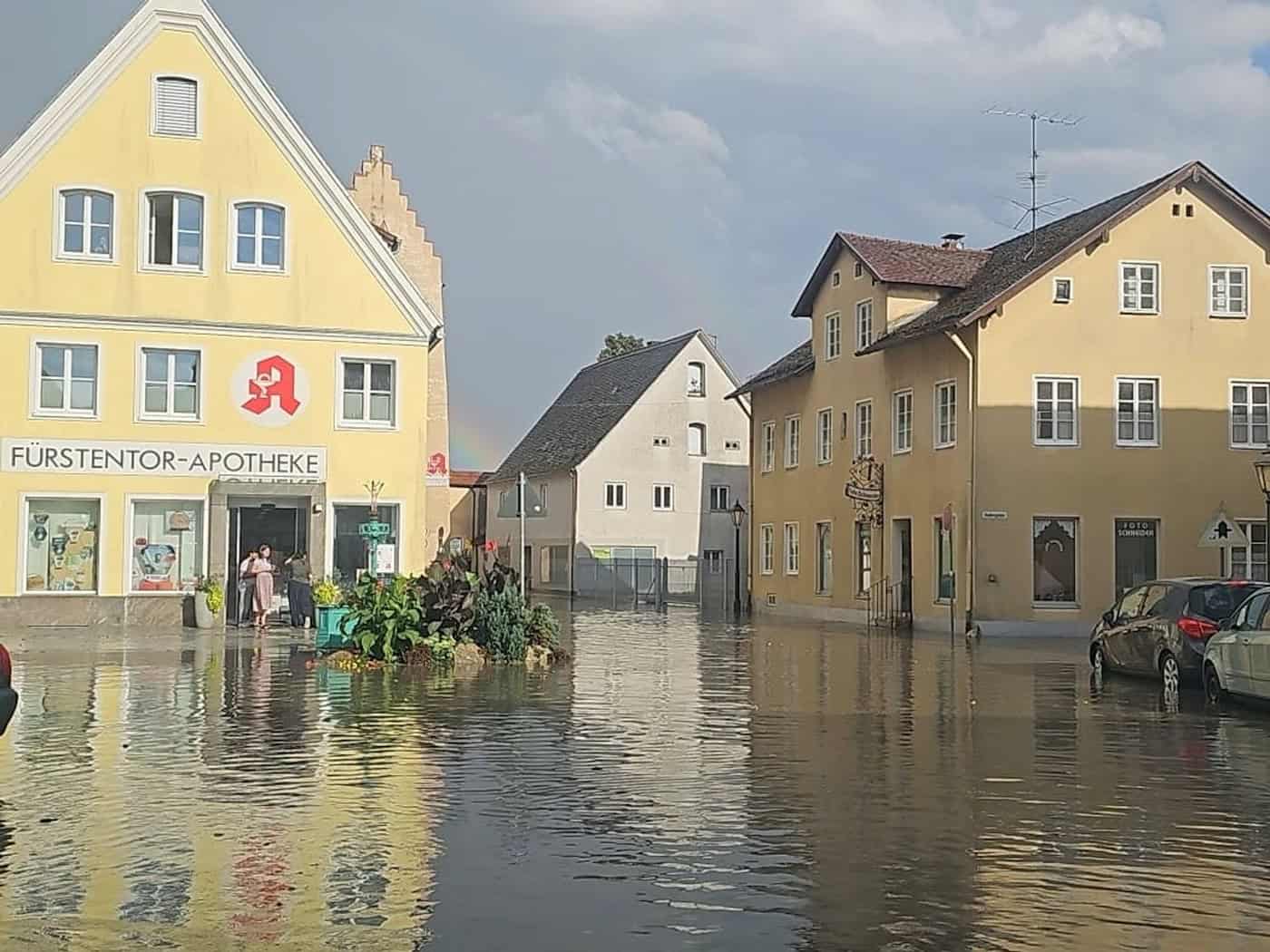 Gewitter, Starkregen - Marktplatz in Greding unter Wasser