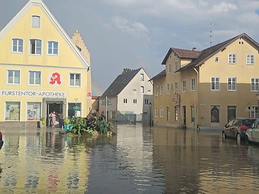 Gewitter, Starkregen - Marktplatz in Greding unter Wasser