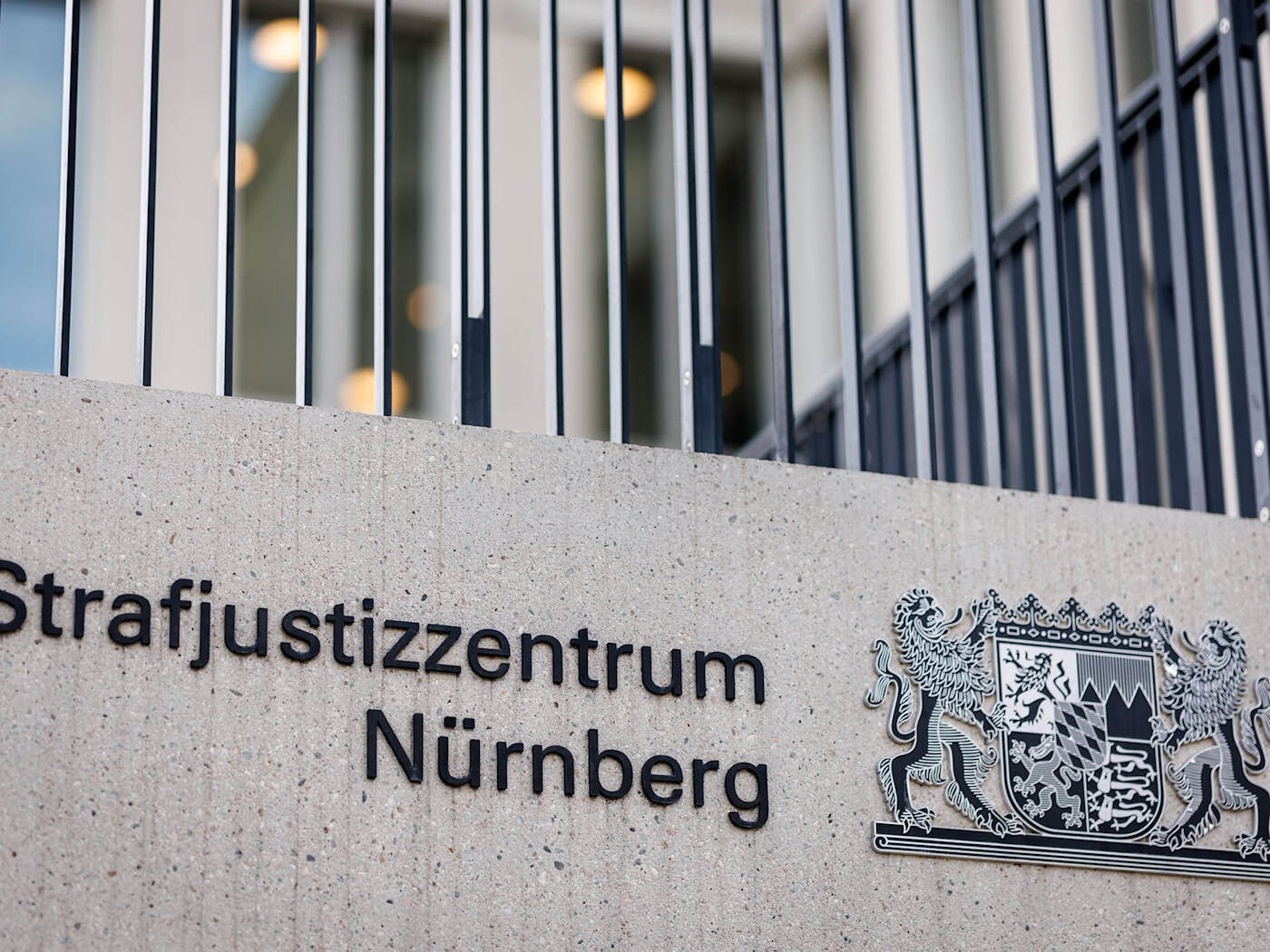 Handel mit Waffen und Drogen - junge Männer angeklagt