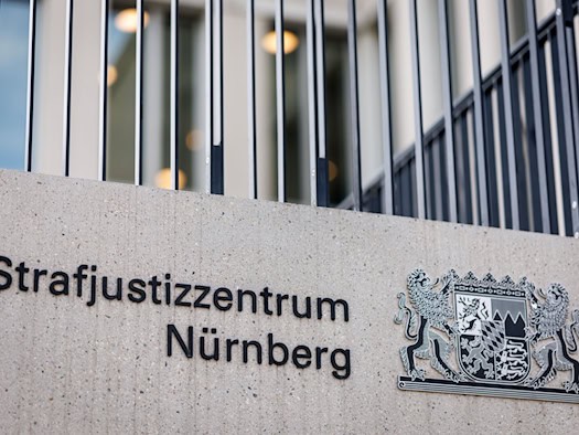Handel mit Waffen und Drogen - junge Männer angeklagt
