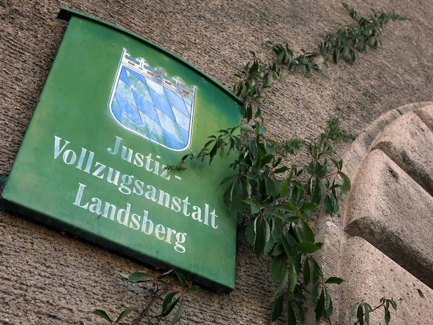 Handys ins Gefängnis geschleust - Prozess gegen JVA-Beamten