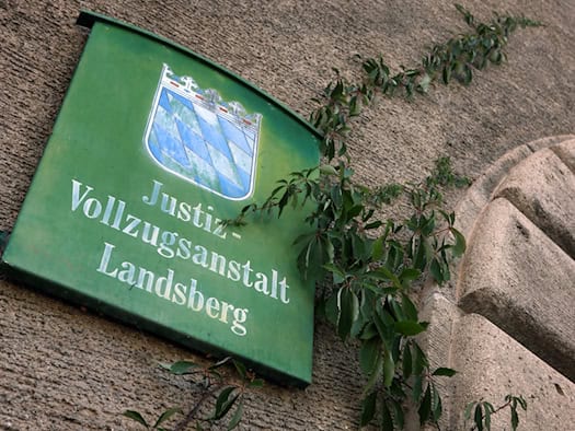 Handys ins Gefängnis geschleust - Prozess gegen JVA-Beamten