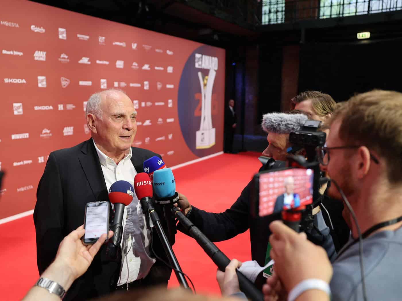 Ehrenpräsident Hoeneß (FC Bayern) gespannt auf Austausch mit Bundestrainer Jürgen Klopp