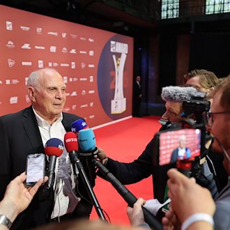 Ehrenpräsident Hoeneß (FC Bayern) gespannt auf Austausch mit Bundestrainer Jürgen Klopp
