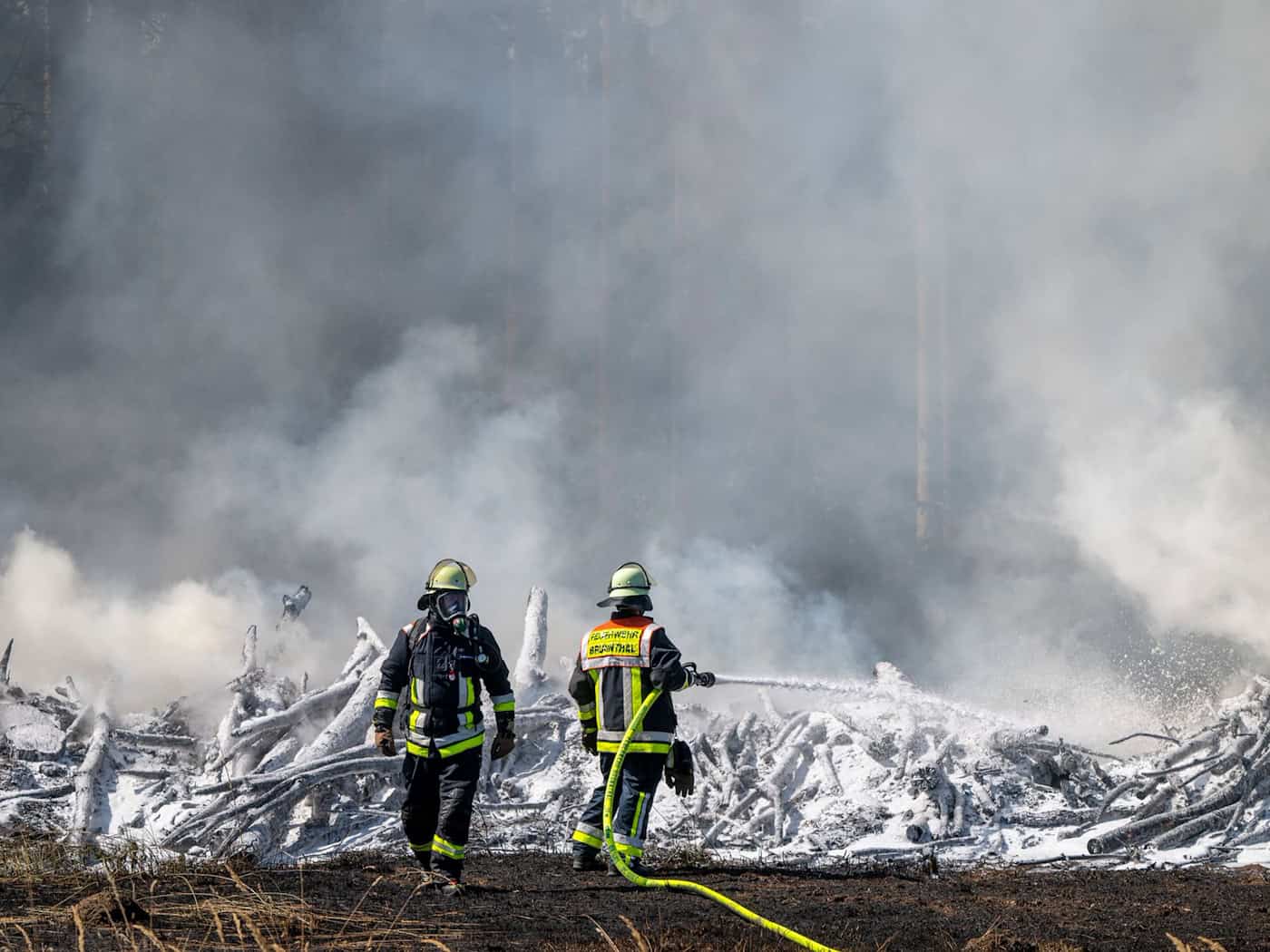 Holzstapel nahe Autobahn 8 brennt – Ausfahrt gesperrt