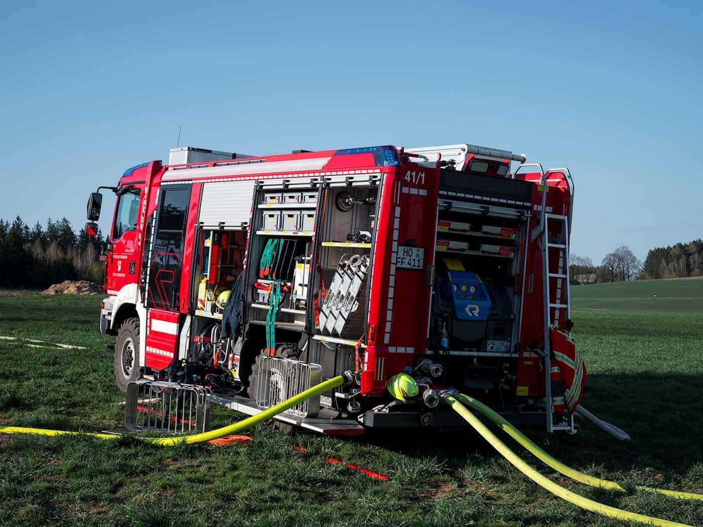 Hühner bei Scheunenbrand getötet und Traktor zerstört