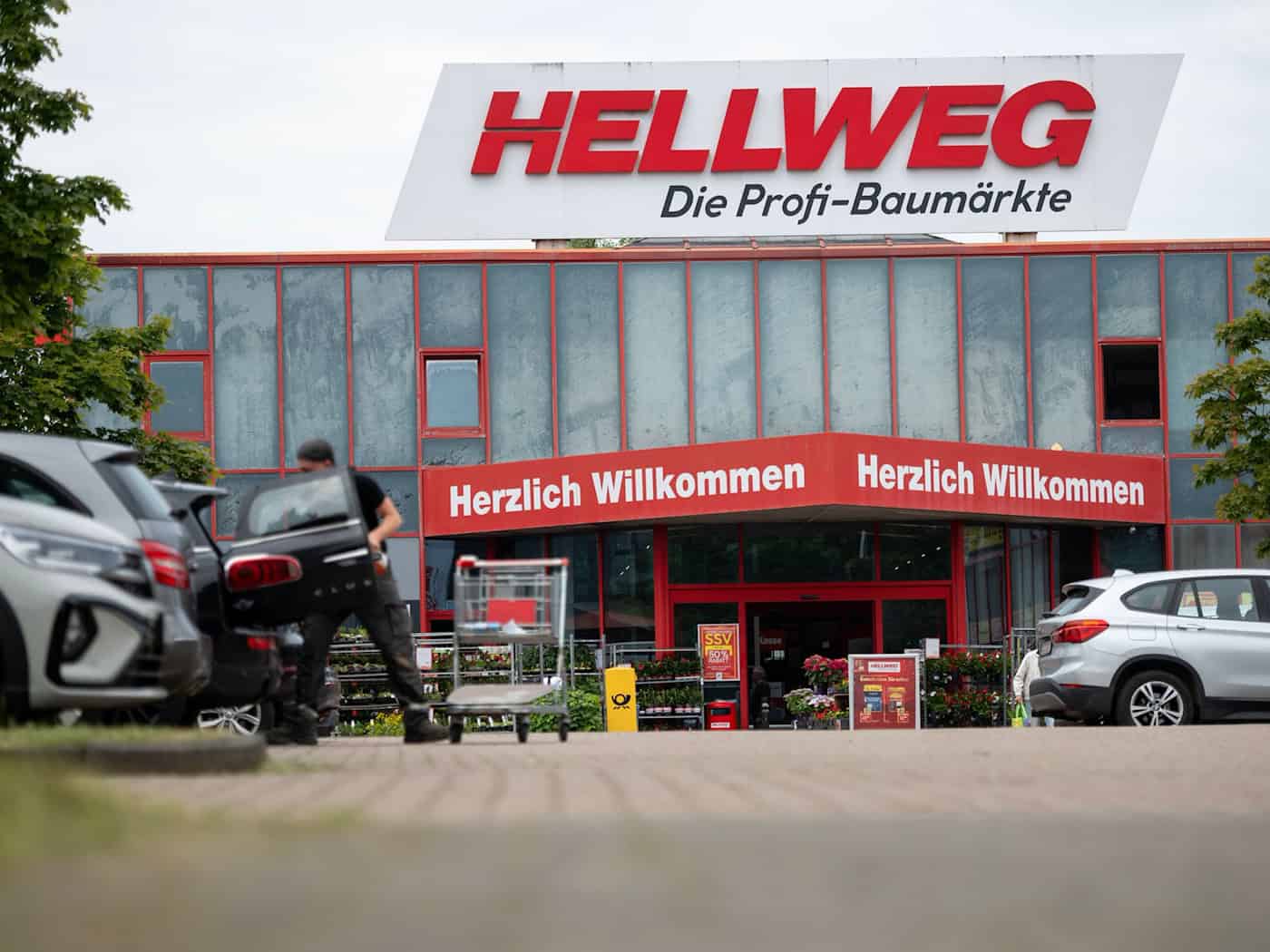 Hunderten droht Jobverlust bei Hellweg und BayWa