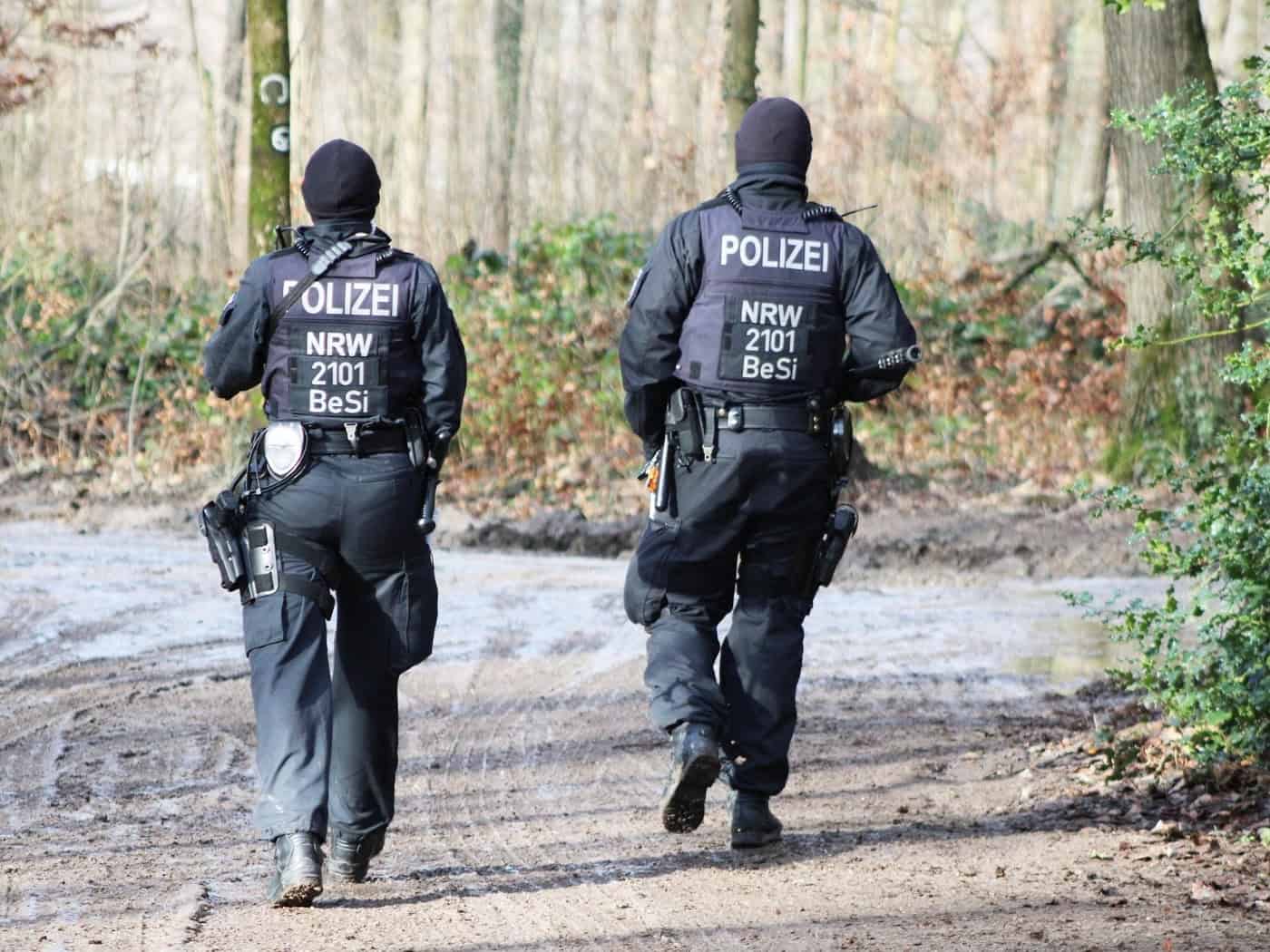 Polizeibeamte patrouillieren in einem Waldgebiet