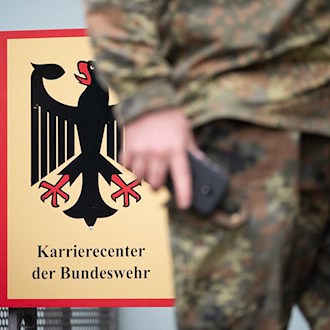 Karrierecenter der Bundeswehr mit Farbbeuteln attackiert